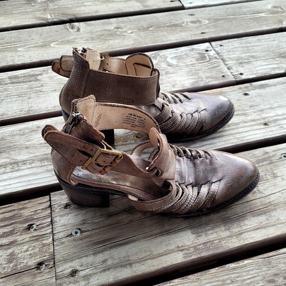 Freebird FB Blake Buckled Heeled Shoes - Picture 8 of 10